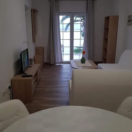 Apartamento An Der Kueste Fuer 2 Personen By Interhome